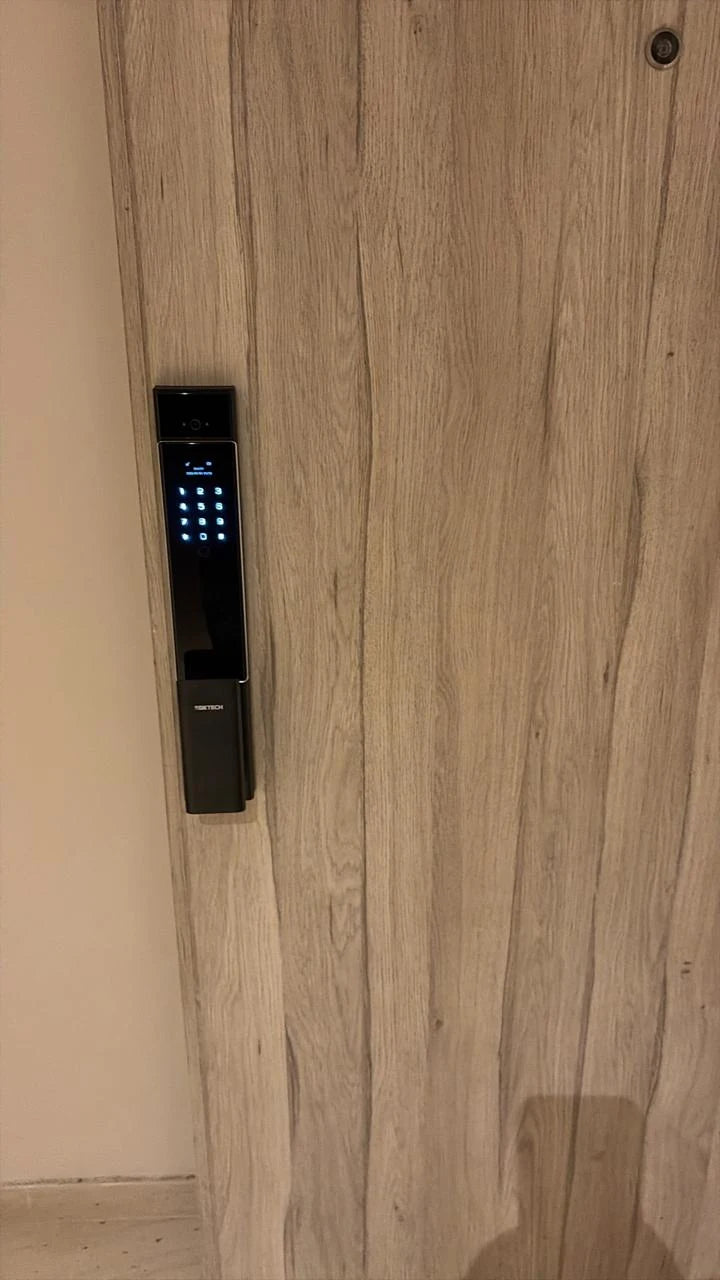 Serrure intelligente Aurex Pro installée sur une porte au Maroc, réalisation Binaa.