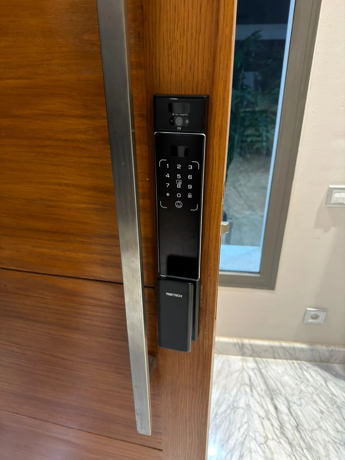 Serrure intelligente Aurex Pro installée sur une porte au Maroc, réalisation Binaa.