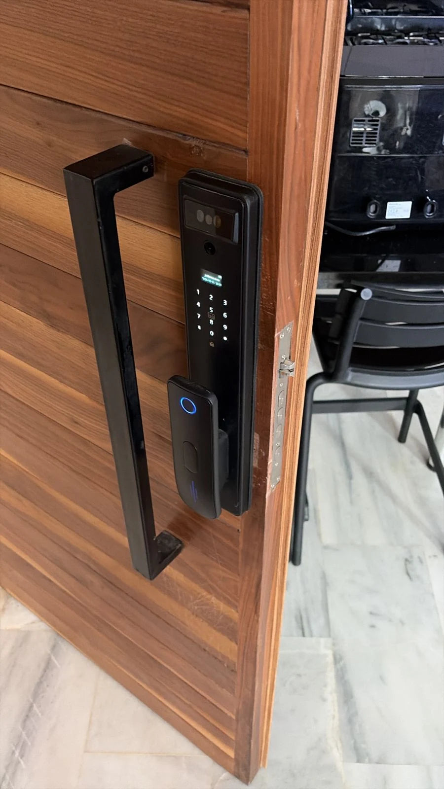 Serrure intelligente Elite Pro installée sur une porte au Maroc, réalisation Binaa.