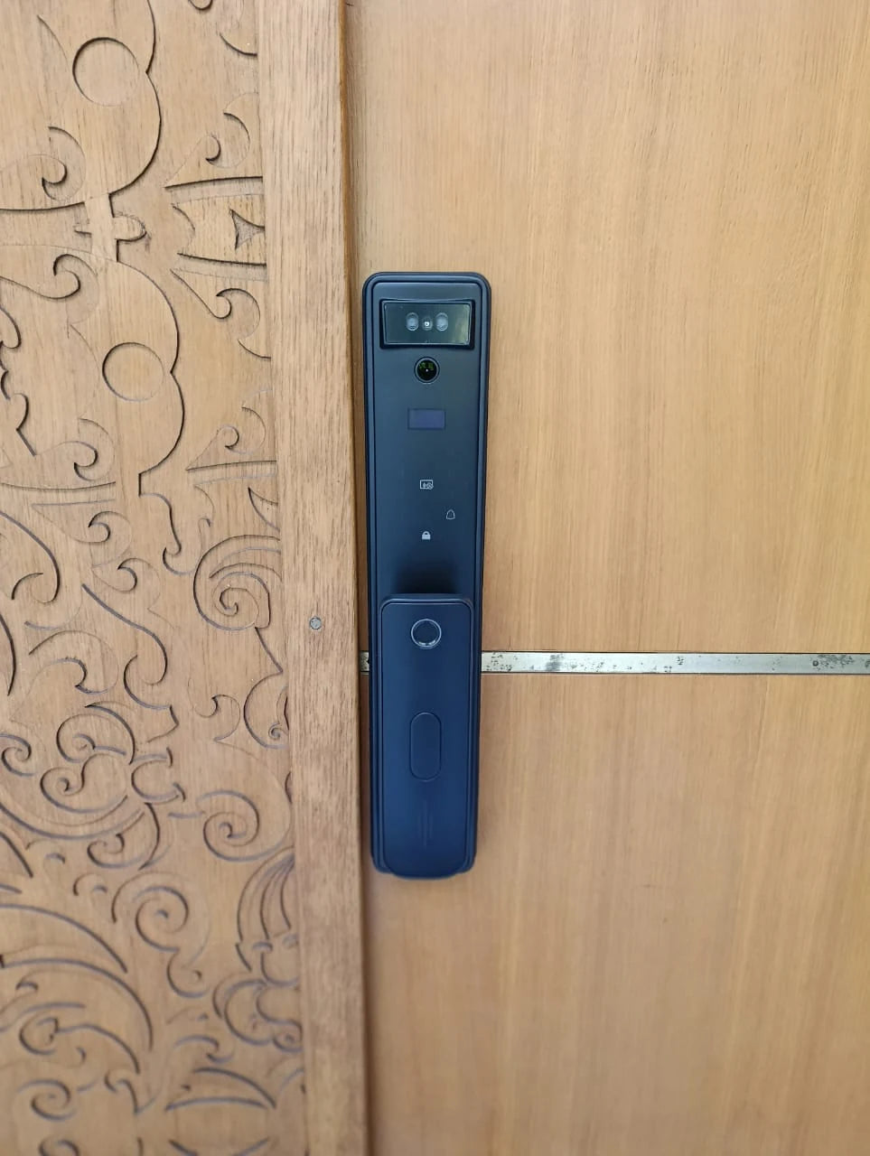 Serrure intelligente Elite Pro installée sur une porte au Maroc, réalisation Binaa.
