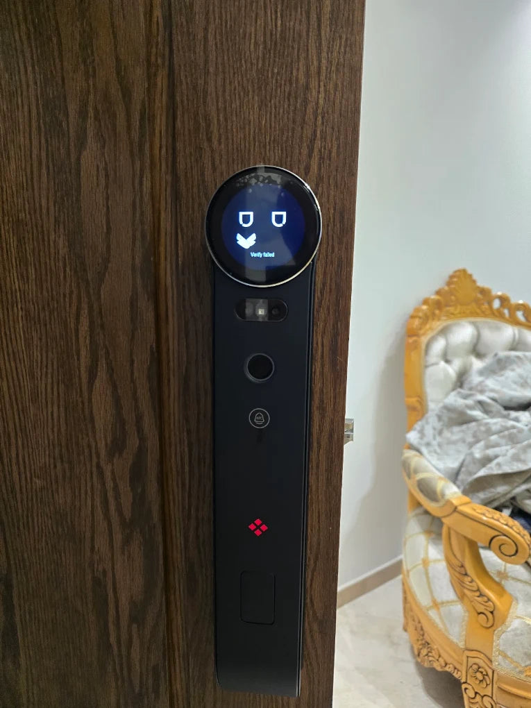 Serrure intelligente Eyra AI Max installée sur une porte au Maroc, réalisation Binaa.