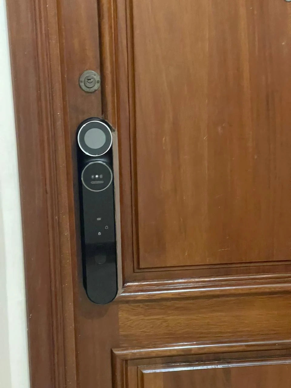 Serrure intelligente Eyra AI Pro installée sur une porte au Maroc, réalisation Binaa.
