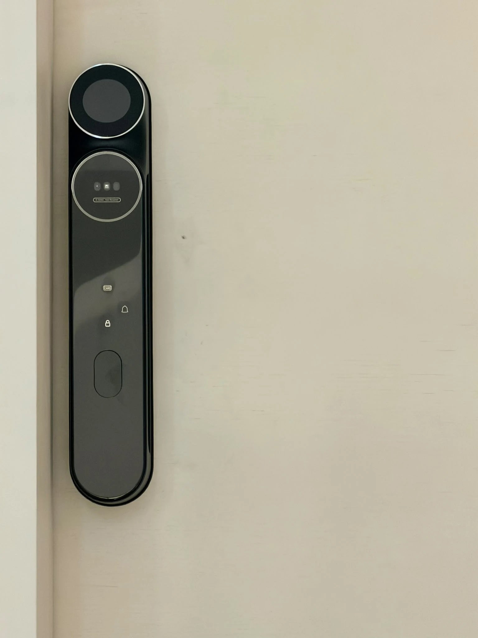 Serrure intelligente Eyra AI Pro installée sur une porte claire au Maroc, réalisation Binaa.