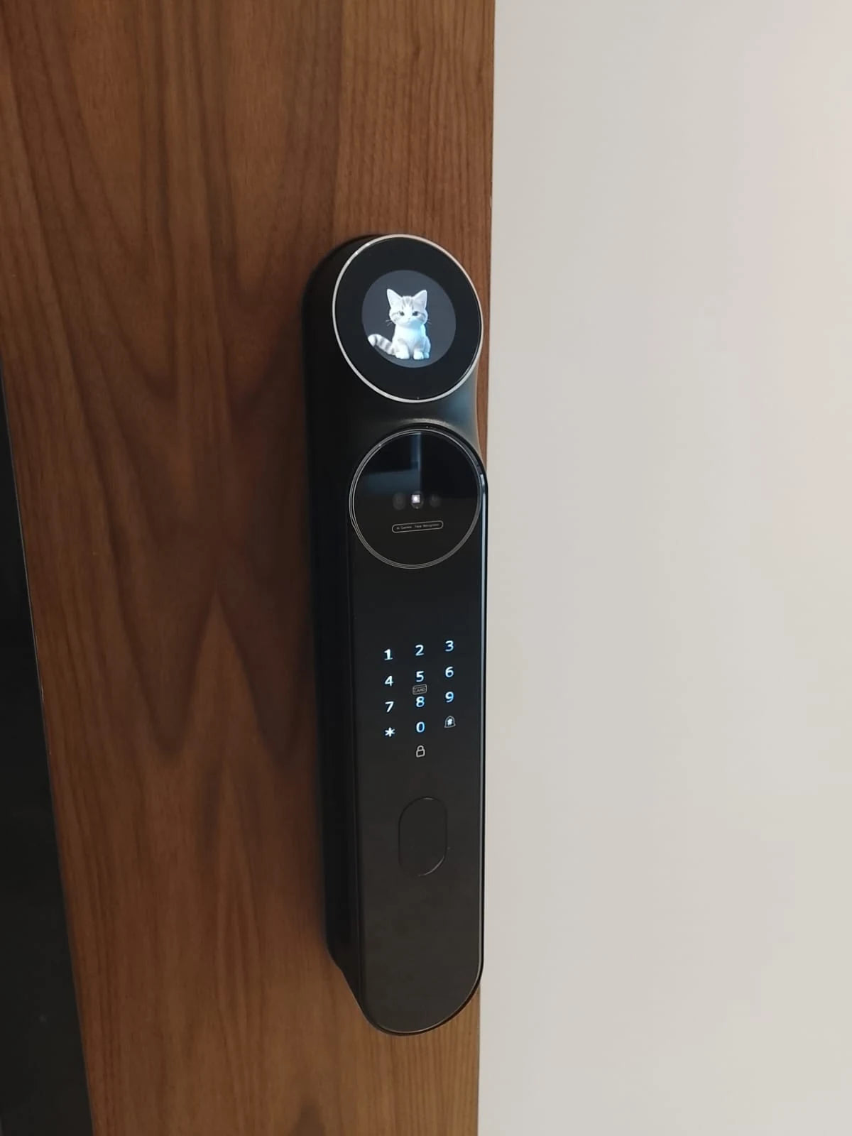 Serrure intelligente Eyra AI Pro installée sur une porte au Maroc, réalisation Binaa.