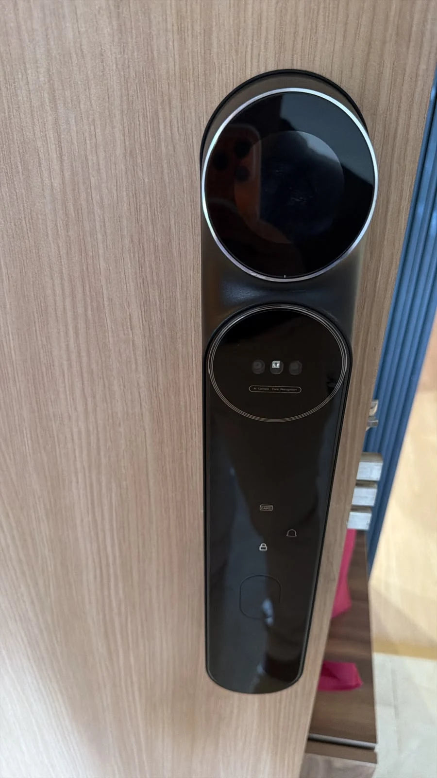 Serrure intelligente Eyra AI Pro installée sur une porte au Maroc, réalisation Binaa.
