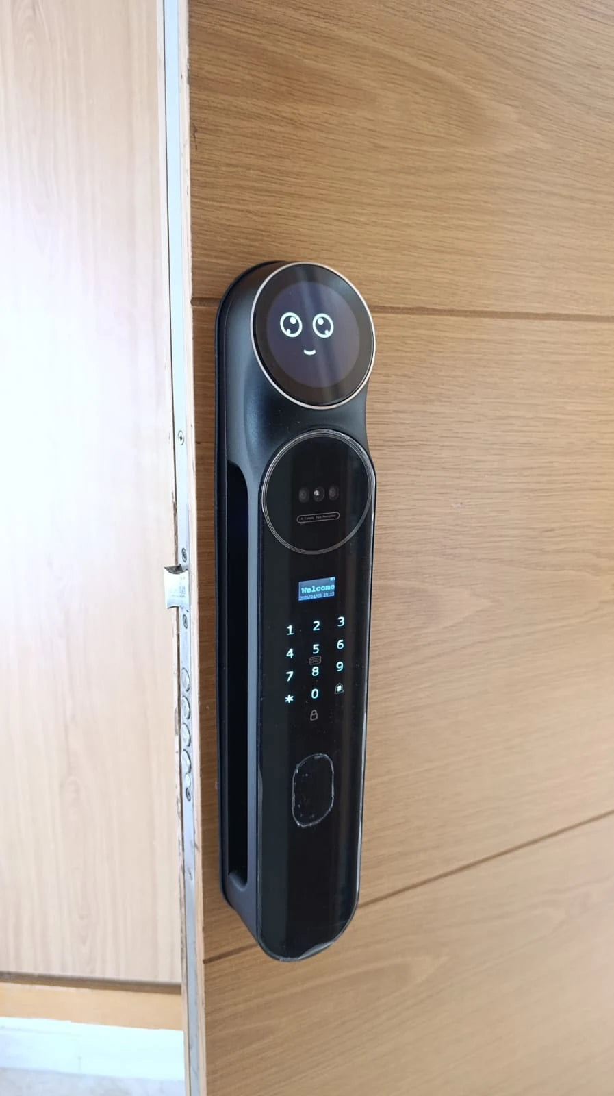 Serrure intelligente Eyra AI Pro installée sur une porte claire au Maroc, réalisation Binaa.
