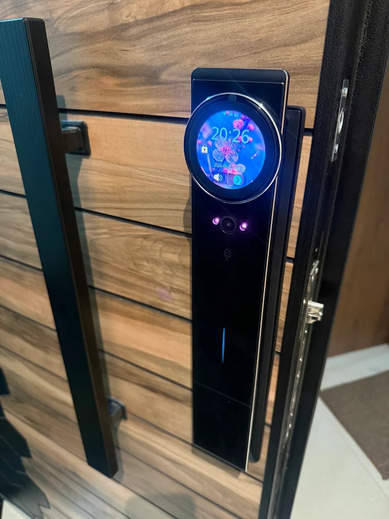 Serrure intelligente Eyra AI Ultra installée sur une porte en bois à lames verticales au Maroc, réalisation Binaa.