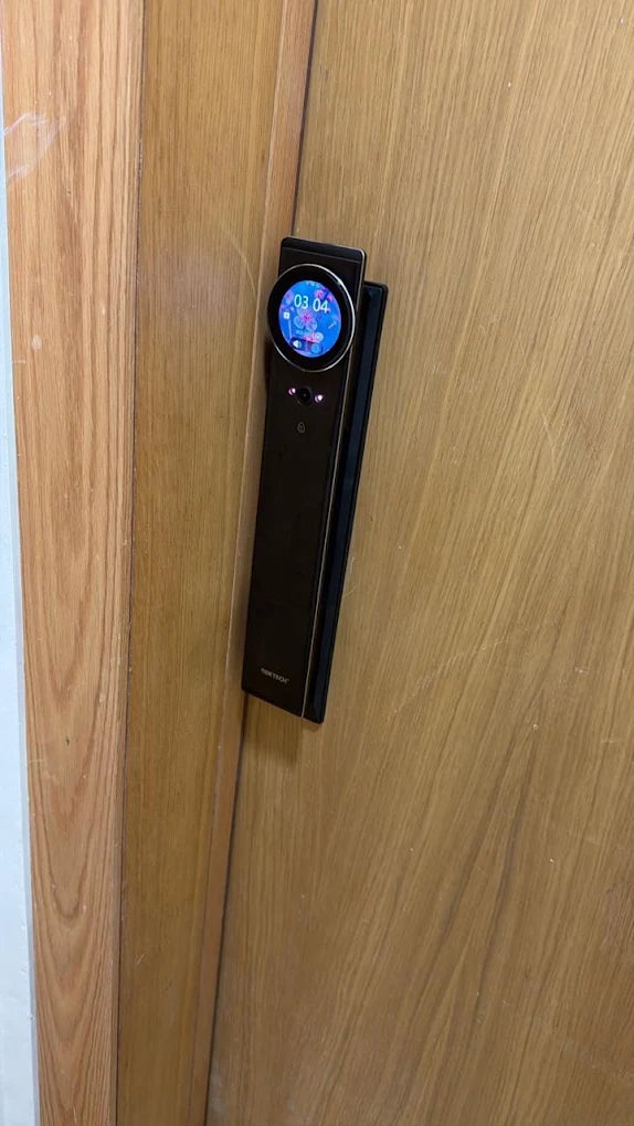 Serrure intelligente Eyra AI Ultra installée sur une porte au Maroc, réalisation Binaa.
