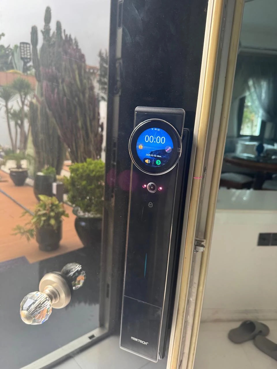 Serrure intelligente Eyra AI Ultra installée sur une porte au Maroc, réalisation Binaa.