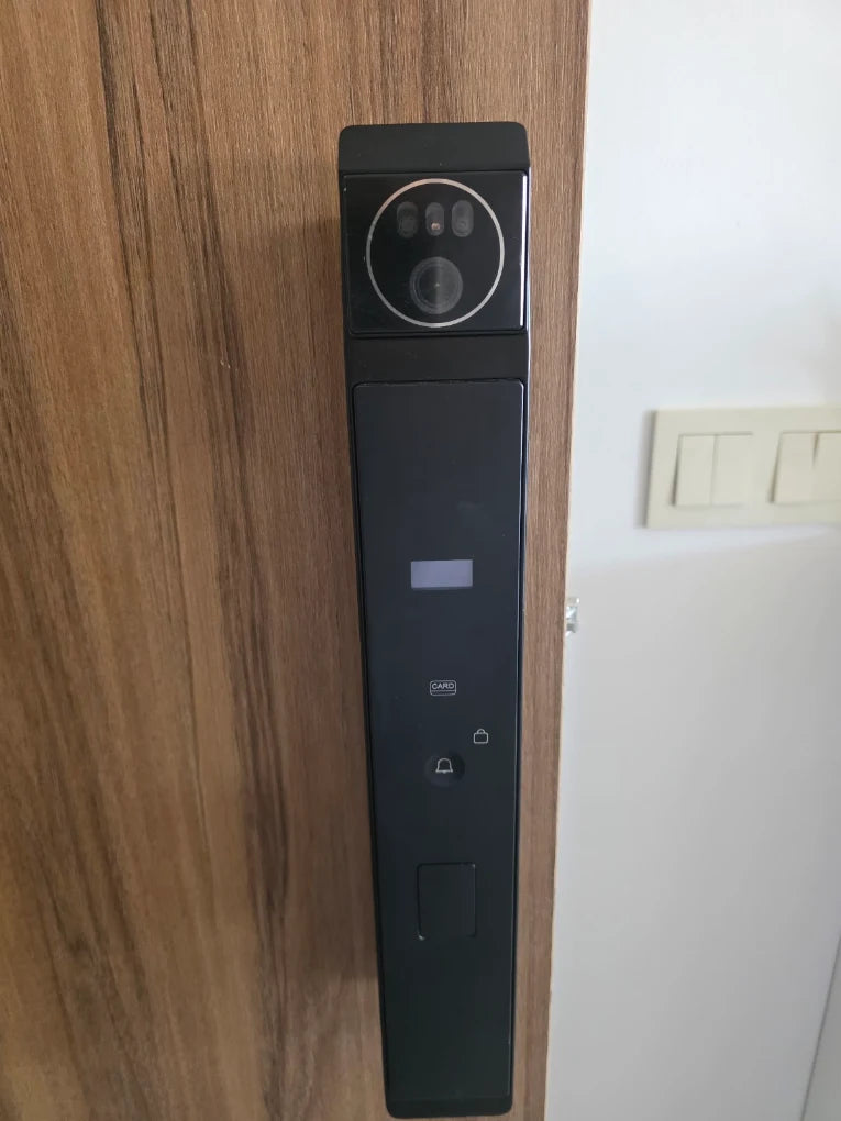 Serrure intelligente I30 Face ID installée sur une porte au Maroc, réalisation Binaa.