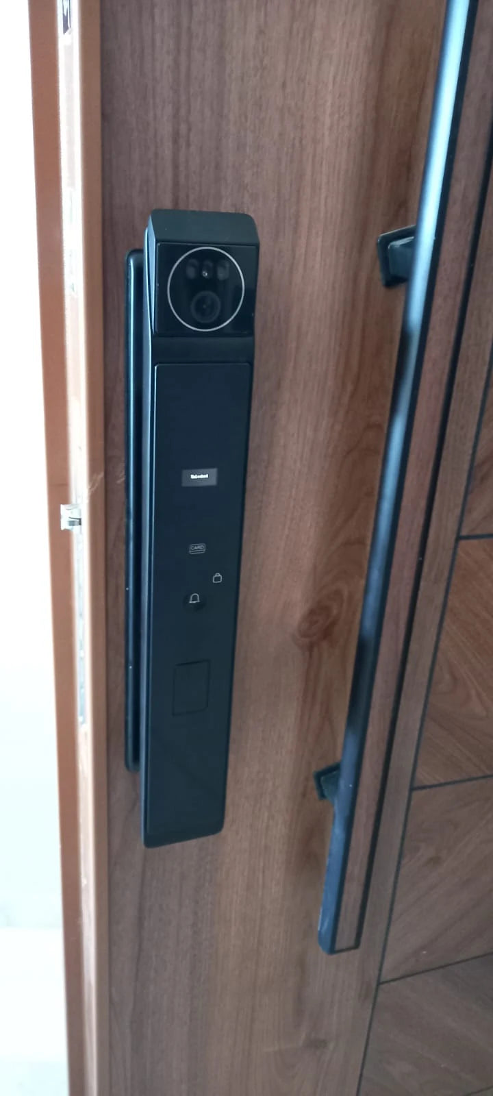 Serrure intelligente I30 Face ID installée sur une porte au Maroc, réalisation Binaa.
