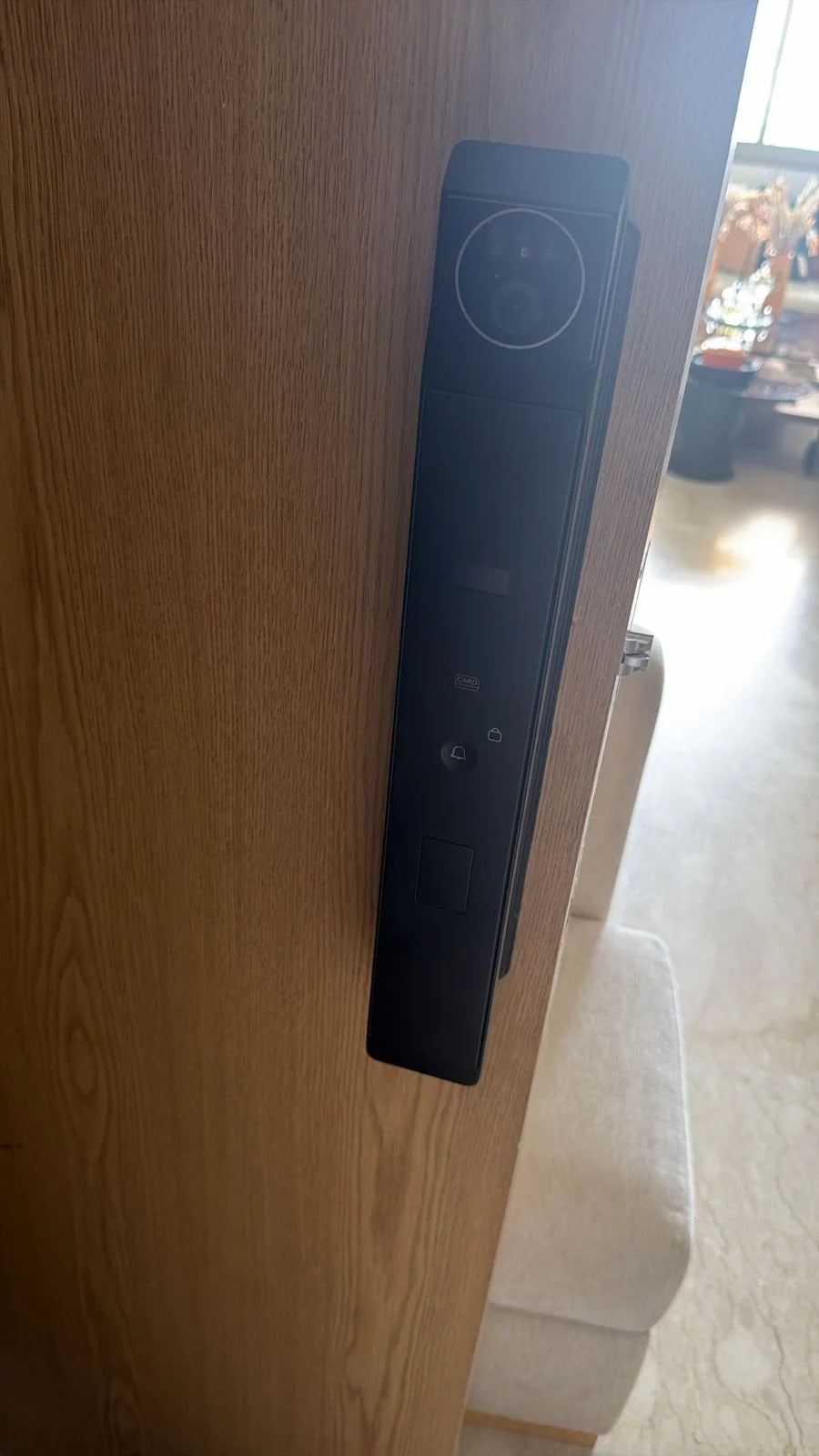 Serrure intelligente I30 Face ID installée sur une porte au Maroc, réalisation Binaa.