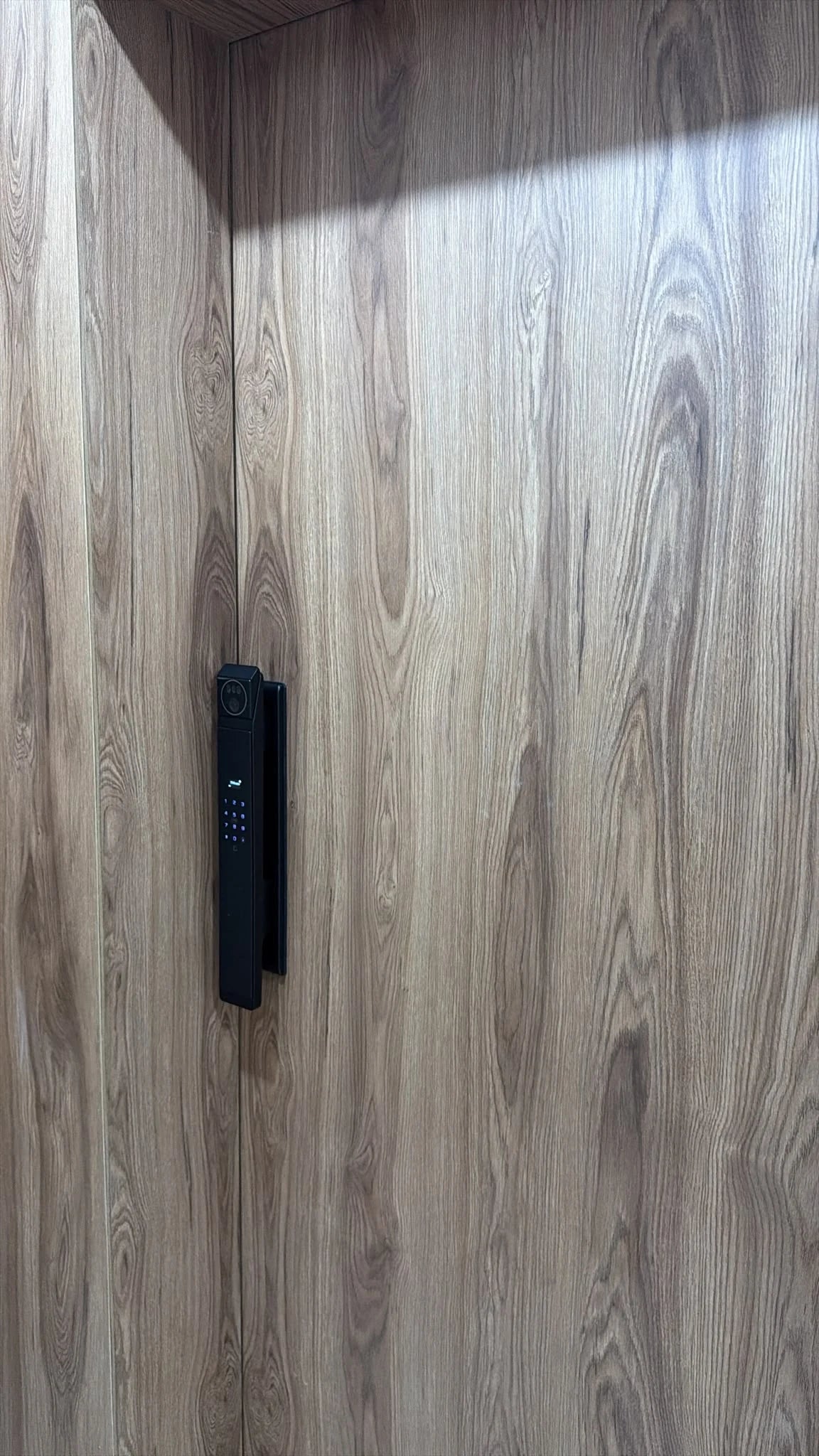 Serrure intelligente I30 Face ID installée sur une porte au Maroc, réalisation Binaa.