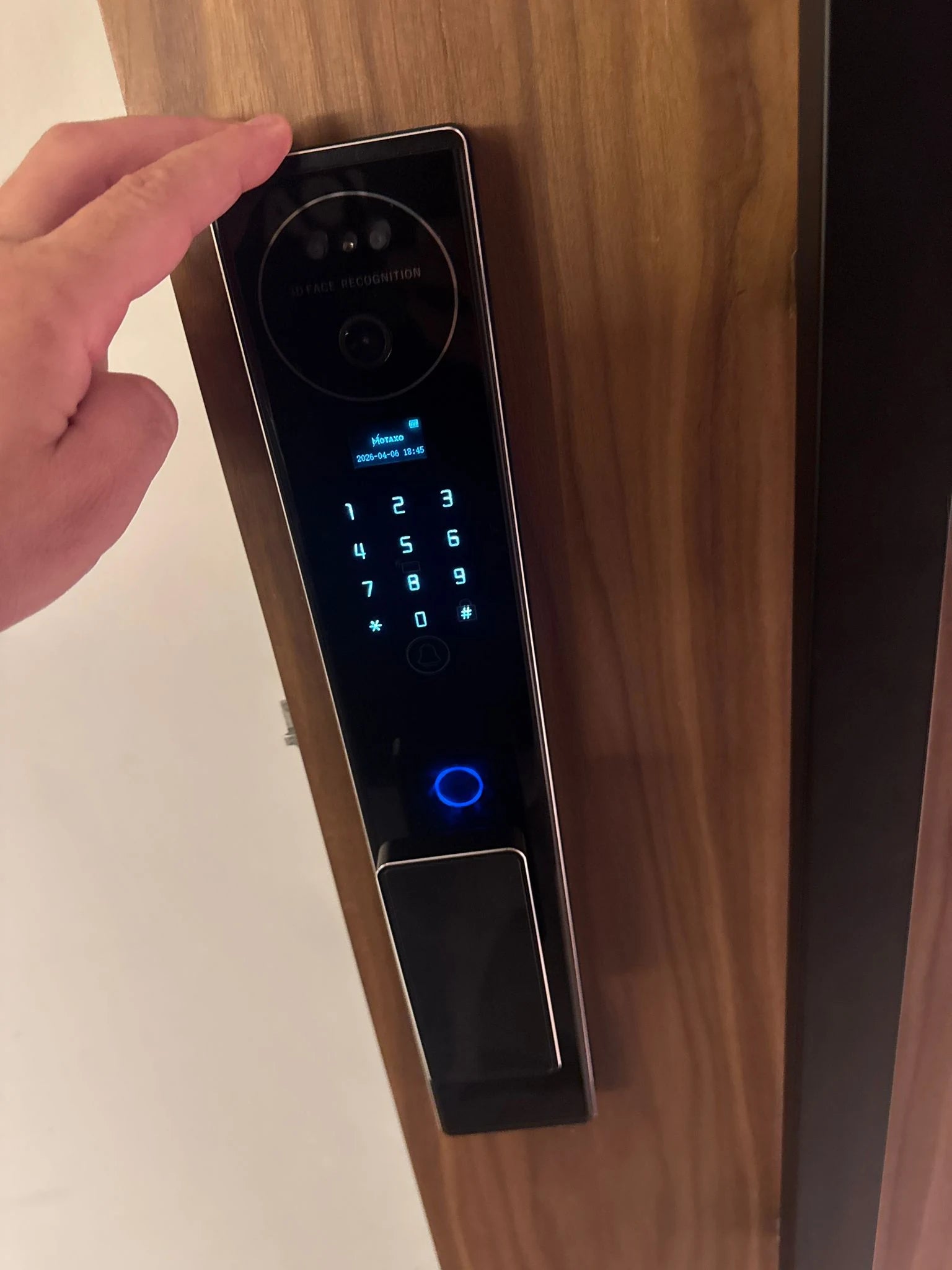 Serrure intelligente I40 Face ID installée sur une porte au Maroc, réalisation Binaa.