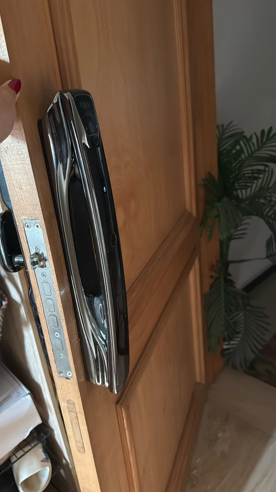 Serrure intelligente K10 Face ID installée sur une porte au Maroc, réalisation Binaa.