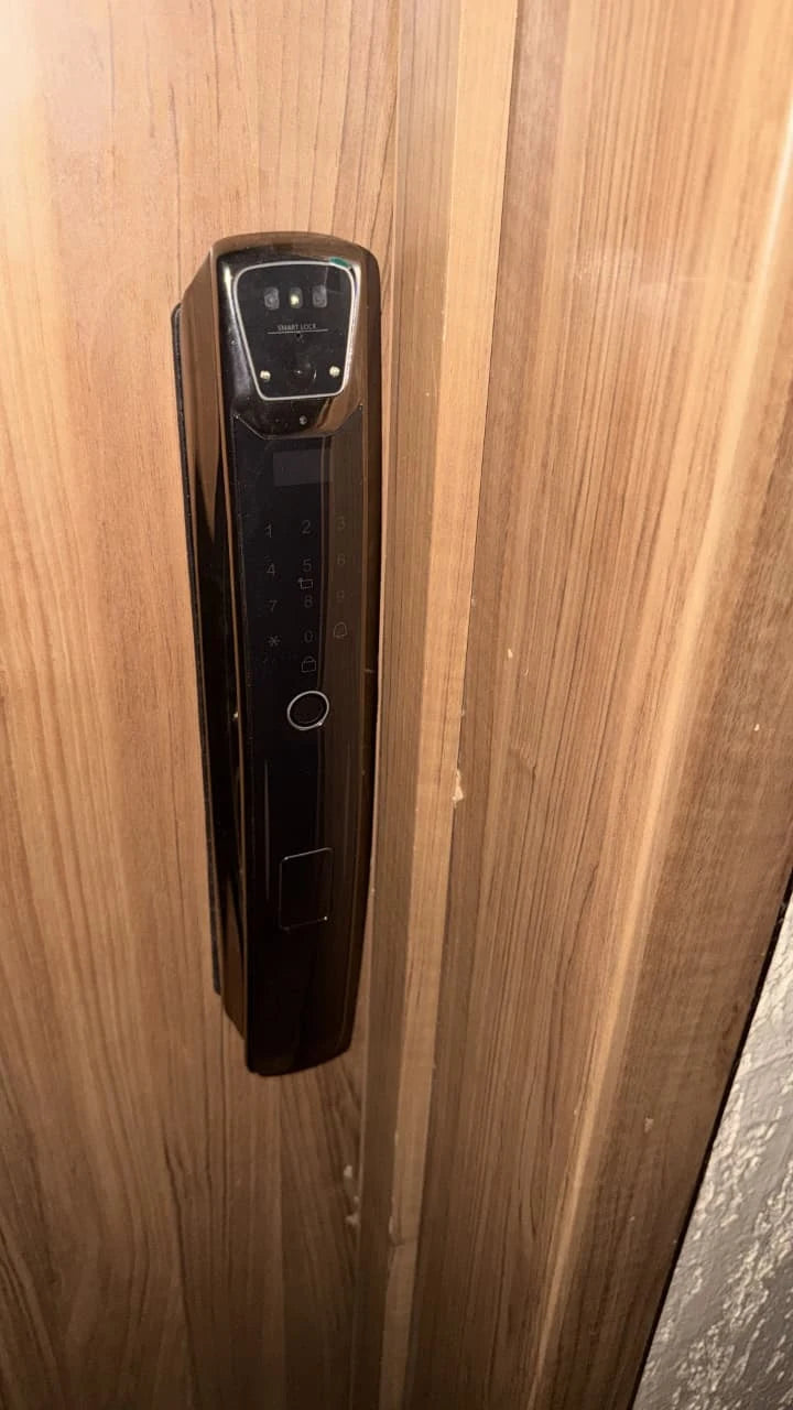 Serrure intelligente K10 Face ID installée sur une porte au Maroc, réalisation Binaa.