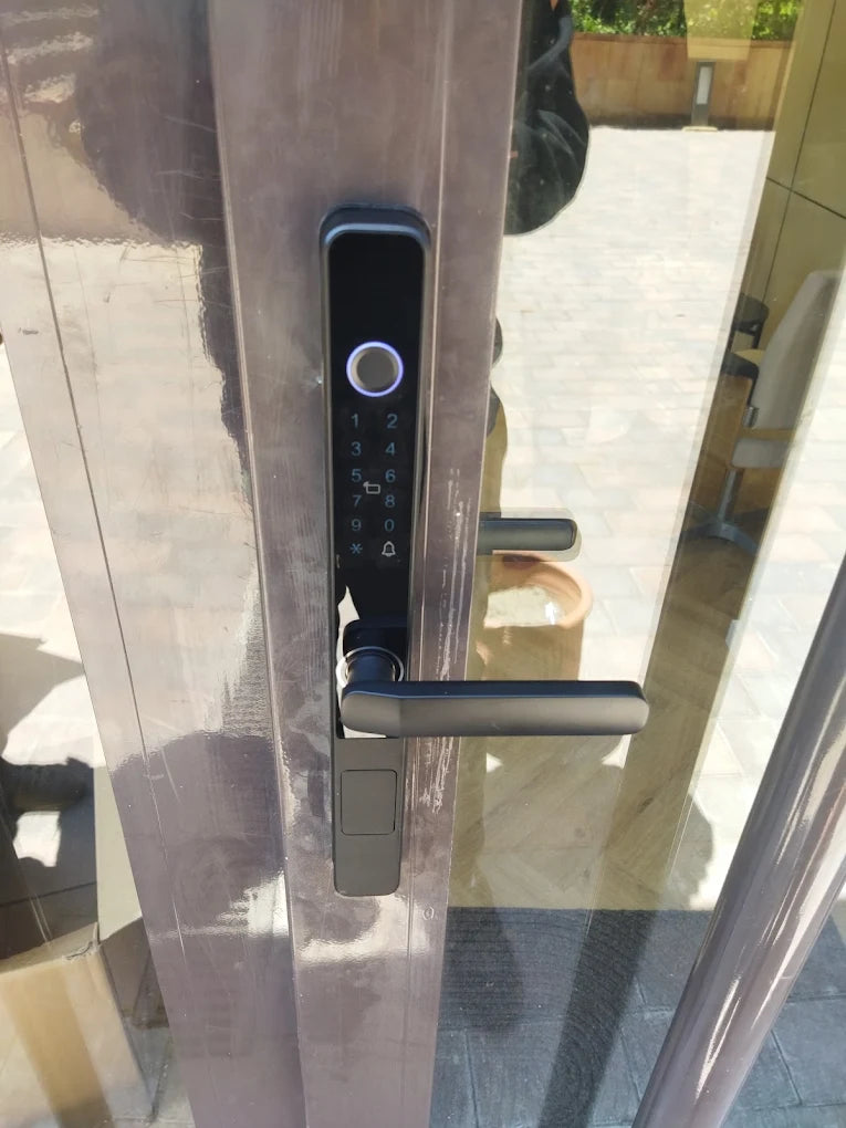 Serrure intelligente K5 Pro installée sur une porte au Maroc, réalisation Binaa.