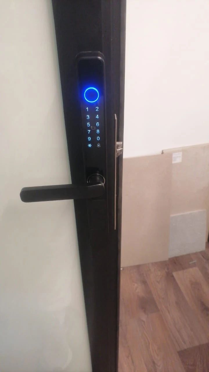 Serrure intelligente K5 Pro installée sur une porte au Maroc, réalisation Binaa.