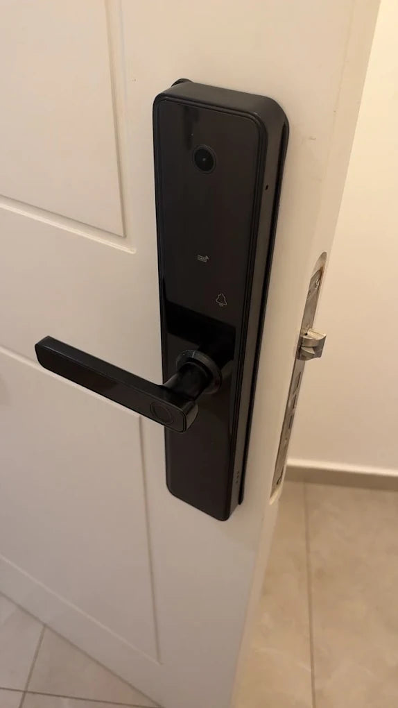 Serrure intelligente M1 Pro installée sur une porte claire au Maroc, réalisation Binaa.