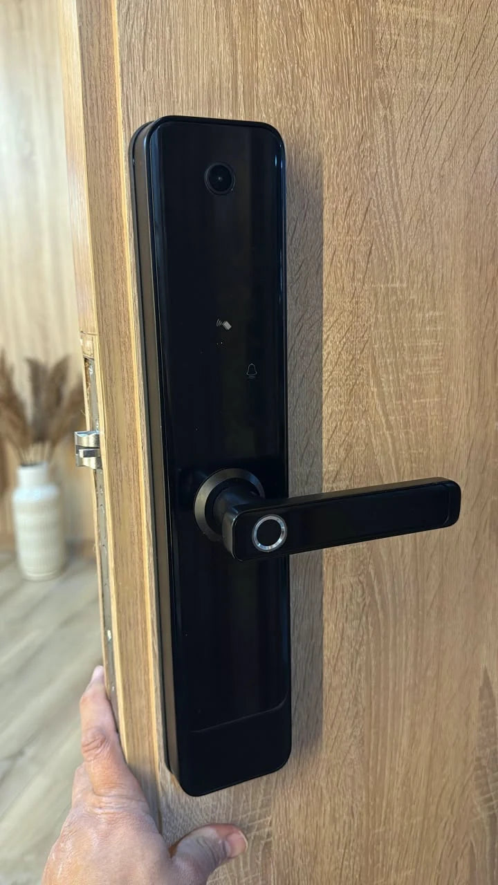 Serrure intelligente M1 Pro installée sur une porte claire au Maroc, réalisation Binaa.