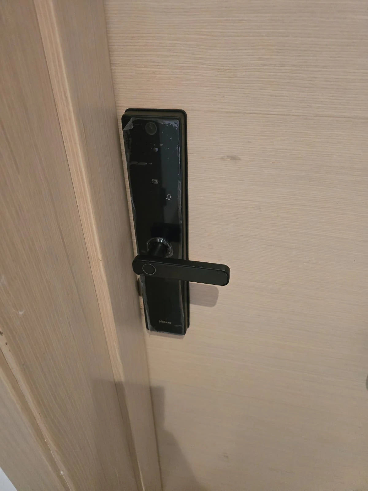 Serrure intelligente M1 Pro installée sur une porte claire au Maroc, réalisation Binaa.