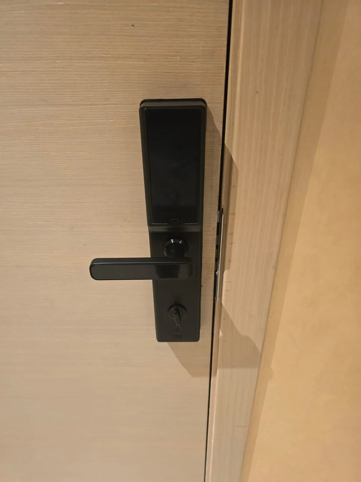 Serrure intelligente M1 Pro vue du côté intérieur de la porte au Maroc, réalisation Binaa.