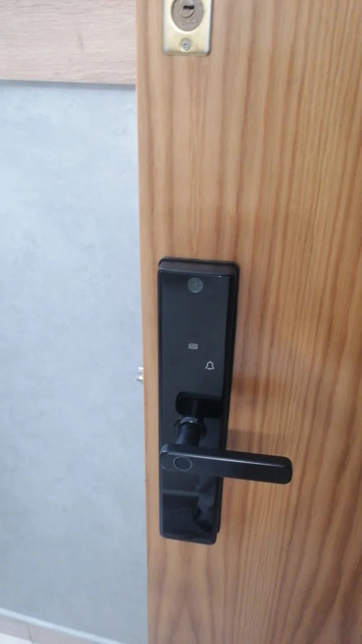 Serrure intelligente M1 Pro installée sur une porte claire au Maroc, réalisation Binaa.