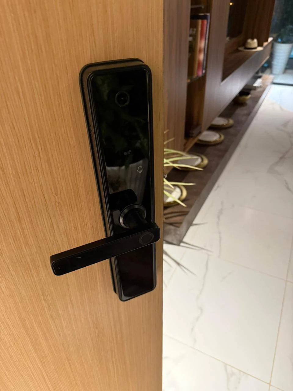 Serrure intelligente M1 Pro installée sur une porte au Maroc, réalisation Binaa.