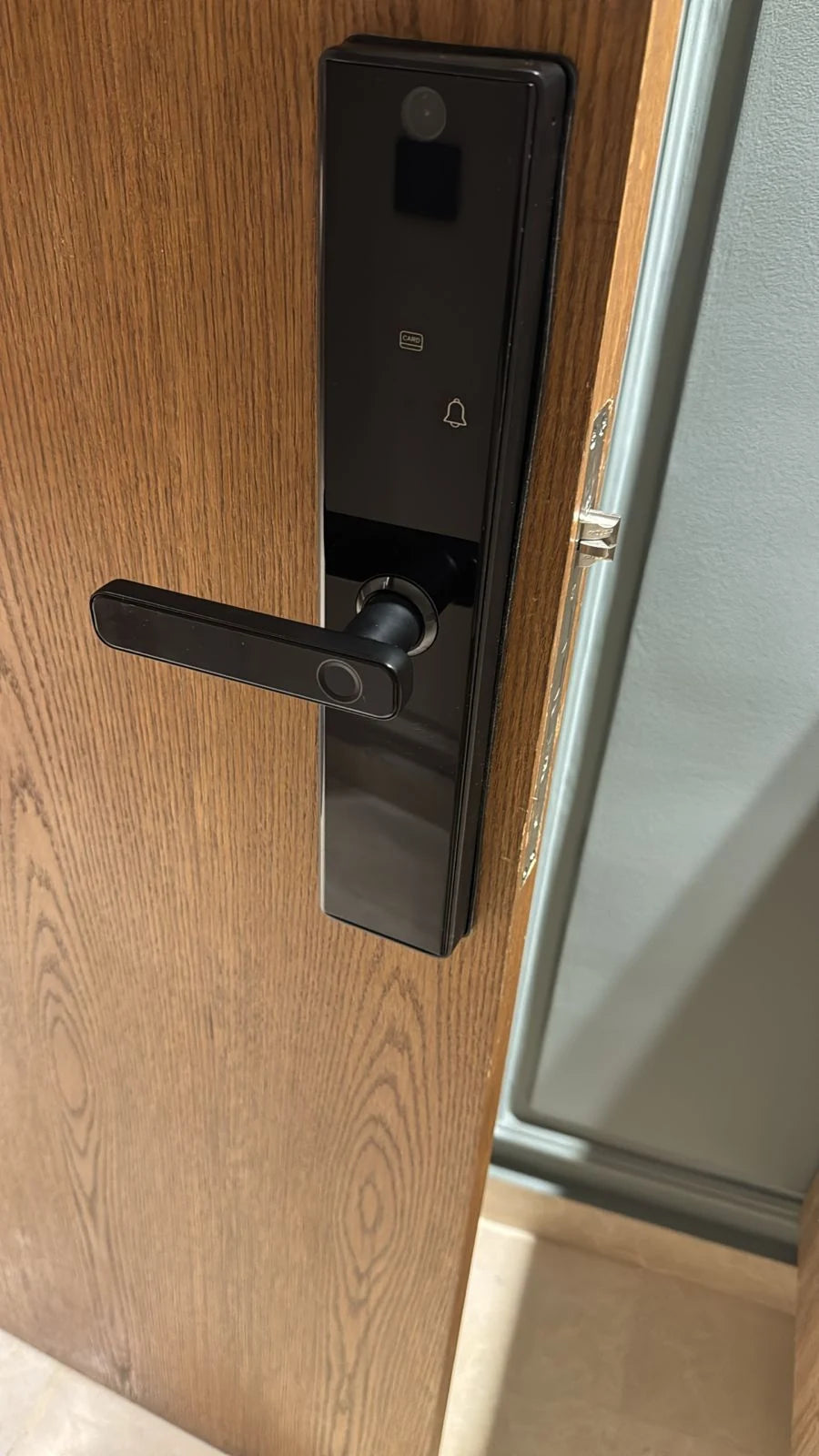 Serrure intelligente M1 Pro installée sur une porte au Maroc, réalisation Binaa.