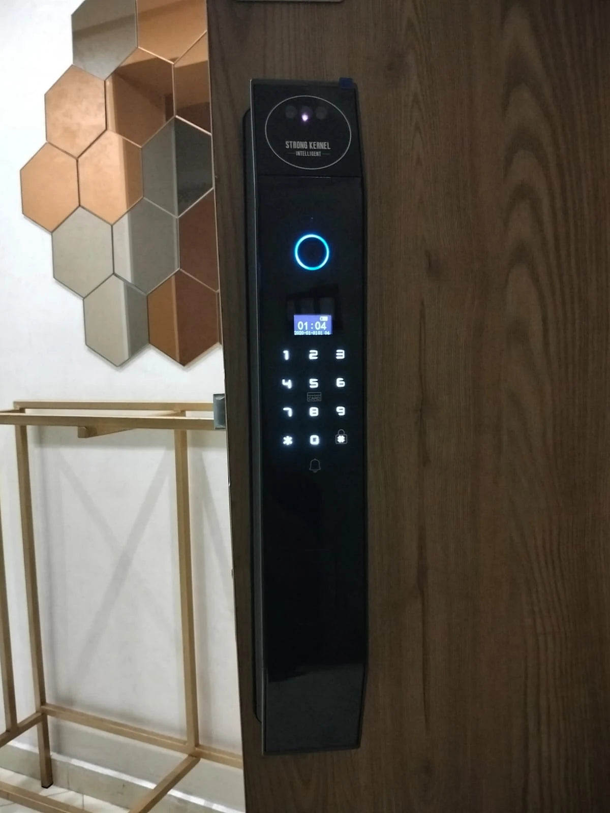 Serrure intelligente One Max installée sur une porte au Maroc, réalisation Binaa.