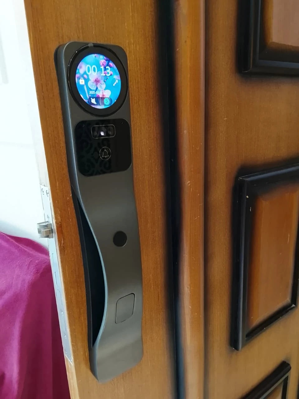 Serrure intelligente One Ultra installée sur une porte au Maroc, réalisation Binaa.