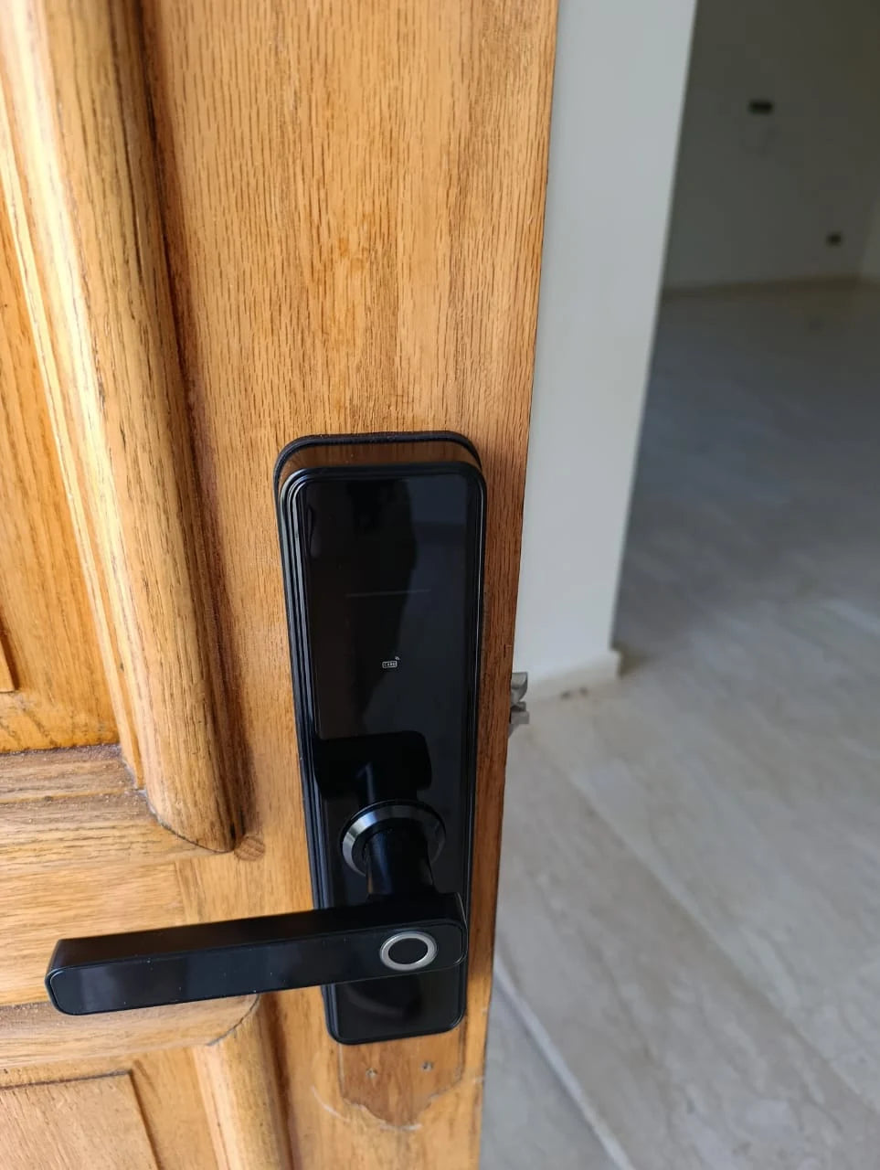 Serrure intelligente X5 Pro installée sur une porte au Maroc, réalisation Binaa.