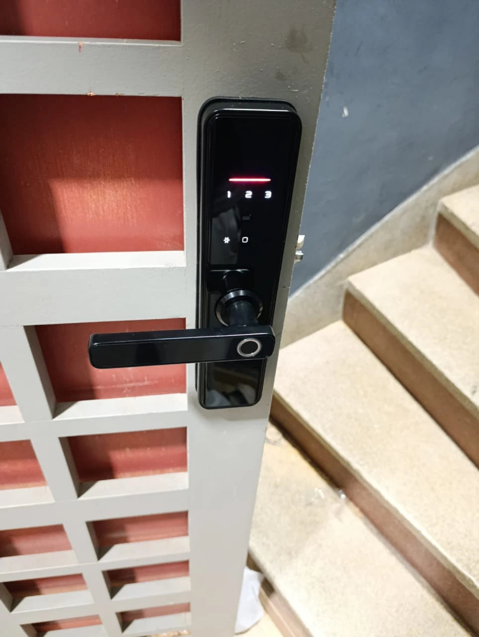 Serrure intelligente X5 Pro installée sur un portail métallique au Maroc, réalisation Binaa.