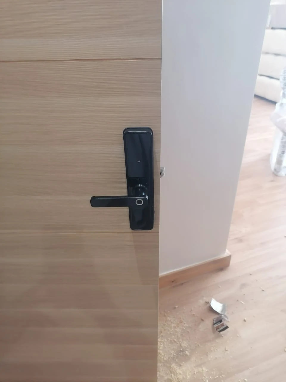 Serrure intelligente X5 Pro installée sur une porte au Maroc, réalisation Binaa.