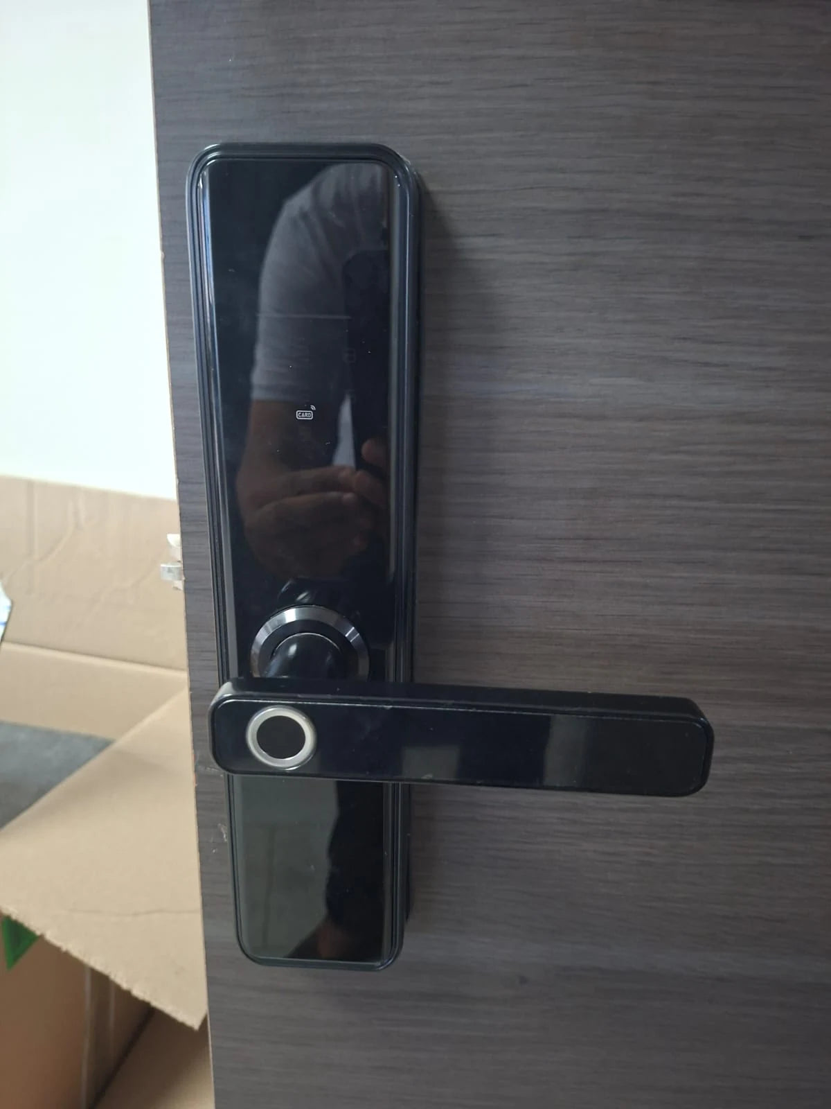 Serrure intelligente X5 Pro installée sur une porte au Maroc, réalisation Binaa.