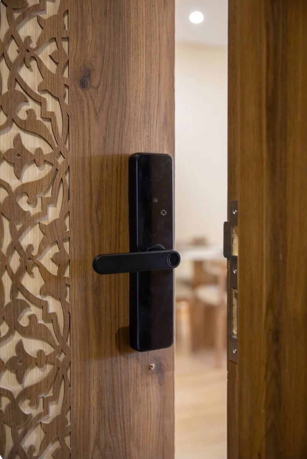 Serrure intelligente X5 Pro installée sur une porte au Maroc, réalisation Binaa.