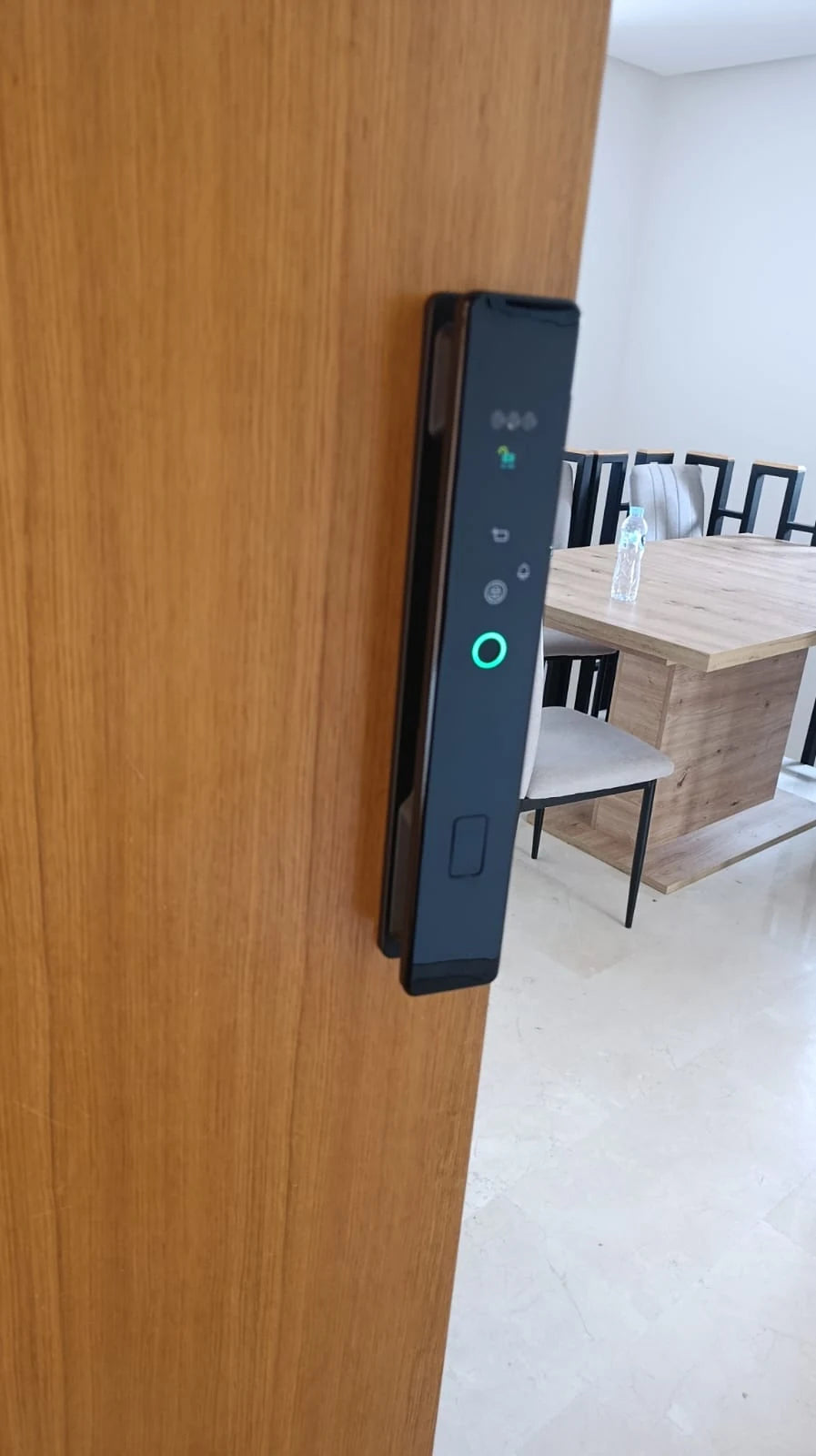 Serrure intelligente XR Max photographiée sur une porte entrouverte au Maroc, réalisation Binaa.