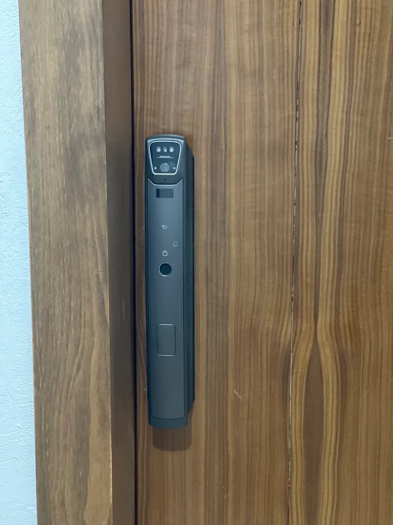 Serrure intelligente Z24 Face ID installée sur une porte au Maroc, réalisation Binaa.