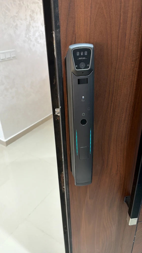 Serrure intelligente Z24 Face ID photographiée sur une porte entrouverte au Maroc, réalisation Binaa.