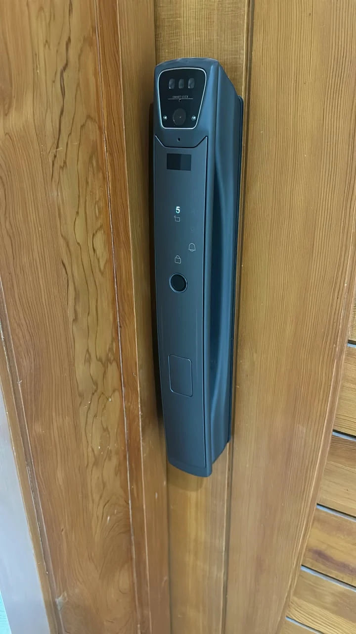 Serrure intelligente Z24 Face ID installée sur une porte au Maroc, réalisation Binaa.