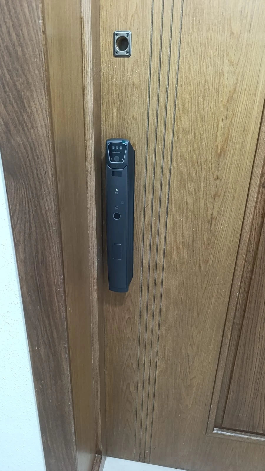 Serrure intelligente Z24 Face ID installée sur une porte au Maroc, réalisation Binaa.
