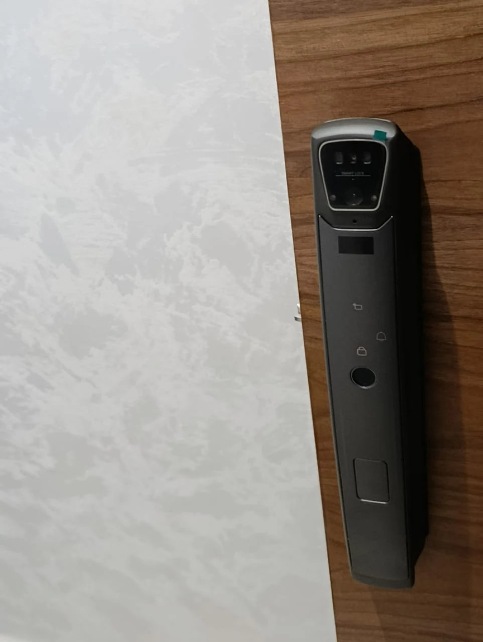 Serrure intelligente Z24 Face ID installée sur une porte au Maroc, réalisation Binaa.