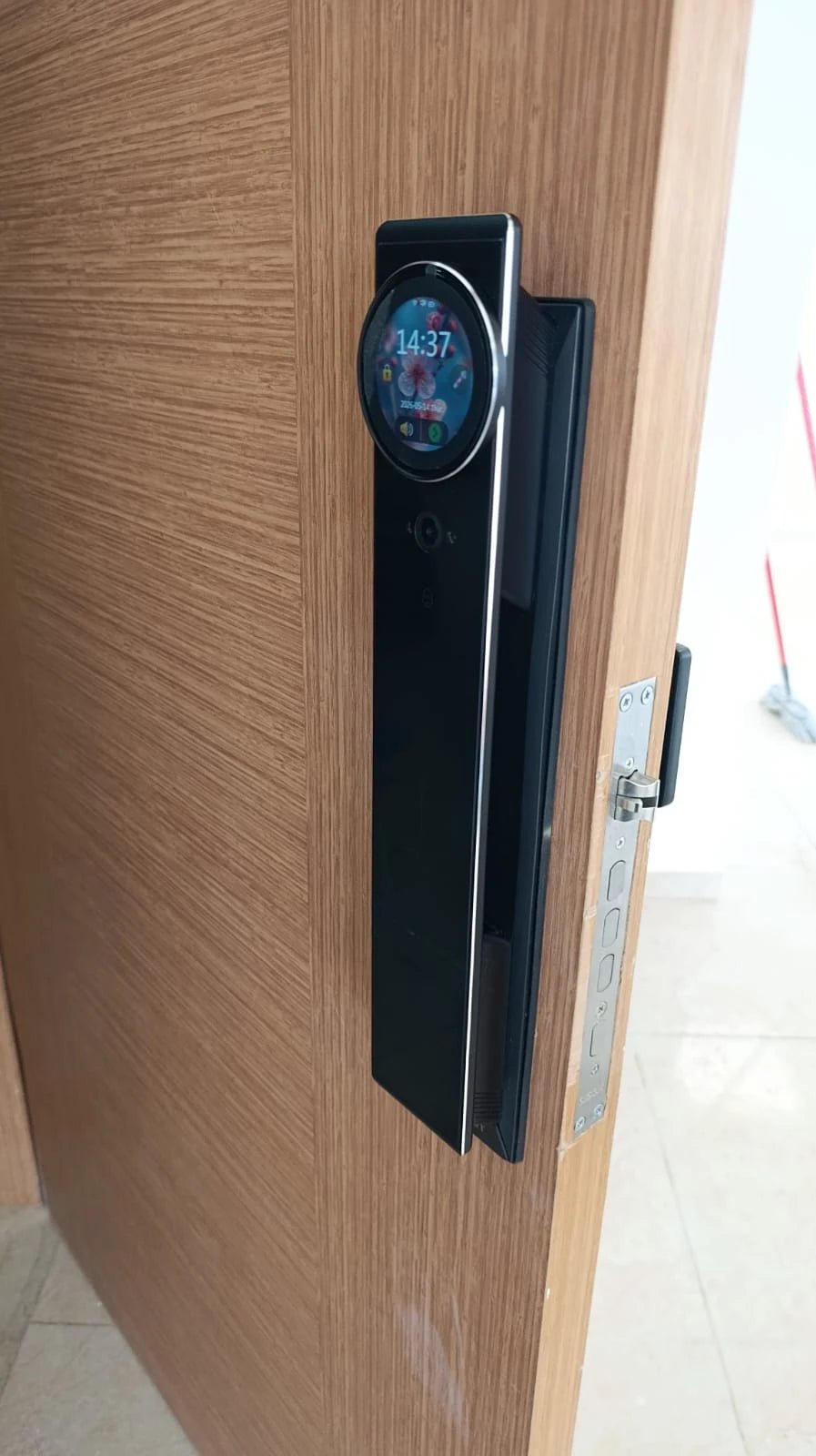 Serrure intelligente Eyra AI Ultra photographiée sur une porte entrouverte au Maroc, réalisation Binaa.