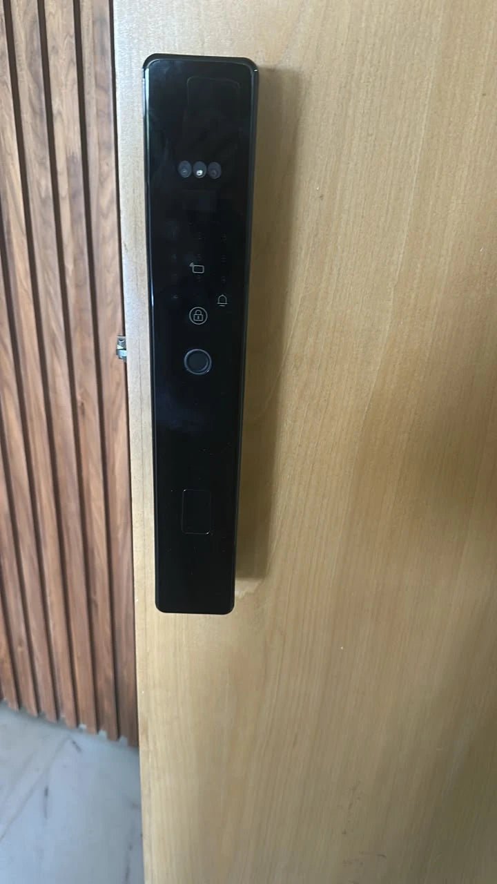 Serrure intelligente XR Max installée sur une porte en bois à lames verticales au Maroc, réalisation Binaa.
