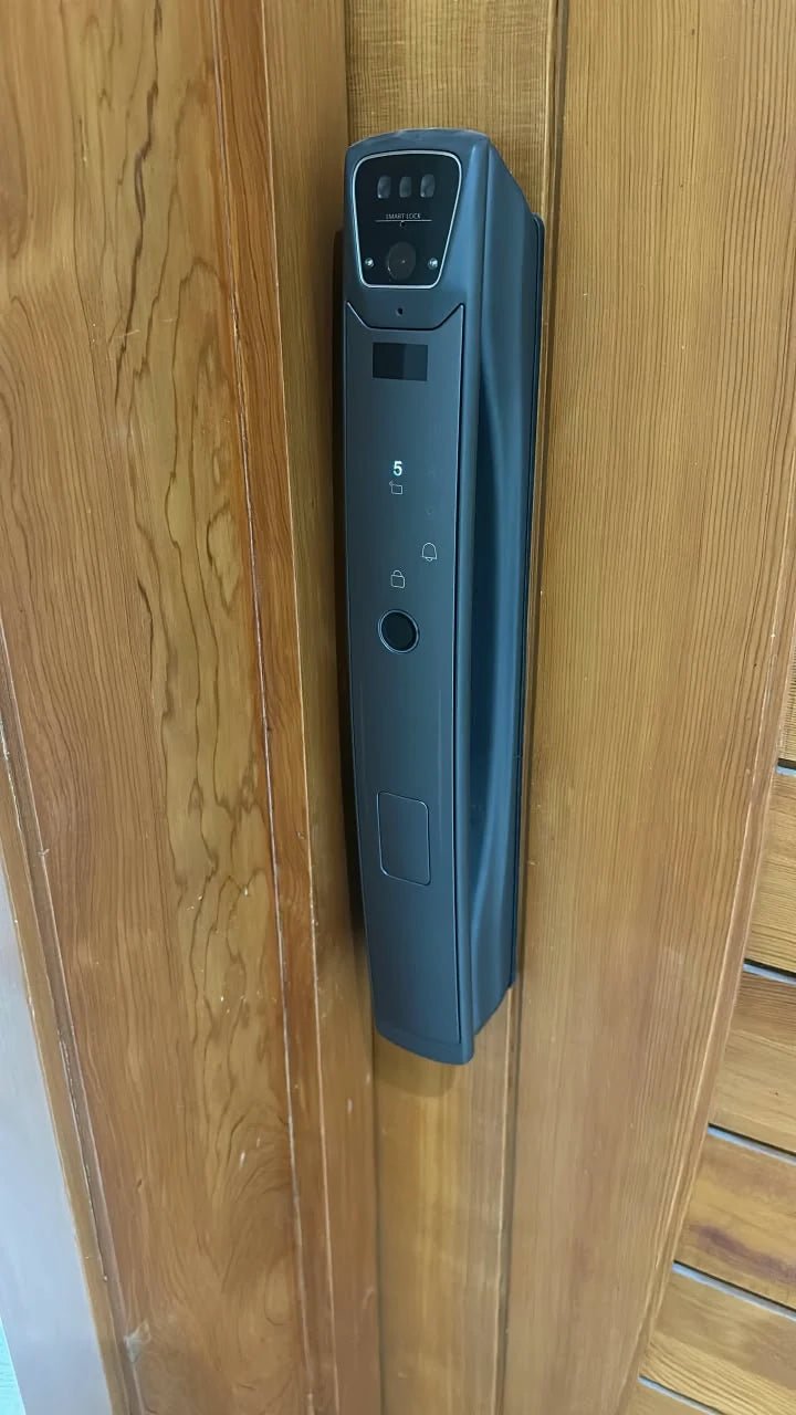 Serrure intelligente Z24 Face ID installée sur une porte au Maroc, réalisation Binaa.