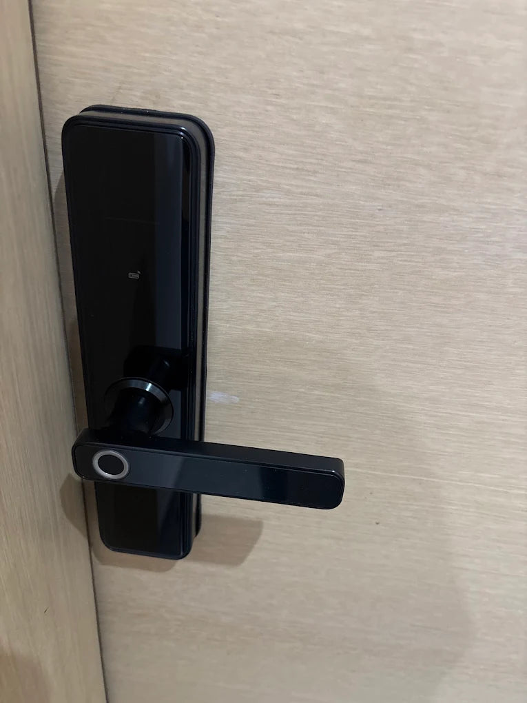 Serrure intelligente X5 Pro installée sur une porte claire au Maroc, réalisation Binaa.