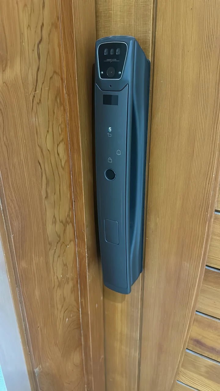 Serrure intelligente Z24 Face ID installée sur une porte au Maroc, réalisation Binaa.