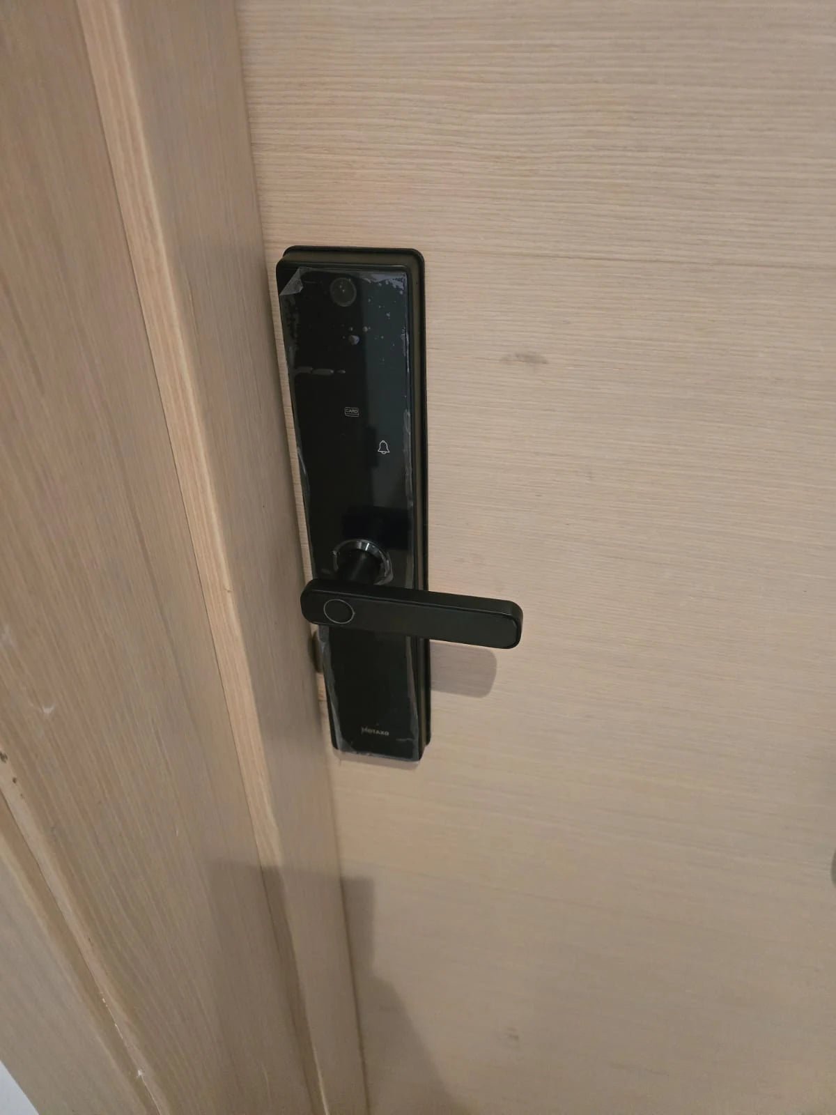 Serrure intelligente M1 Pro installée sur une porte claire au Maroc, réalisation Binaa.